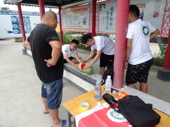 说明: 街道边的人们描述已自动生成