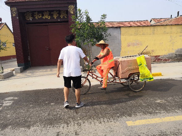 说明: 图片包含 户外, 建筑, 人行道, 男孩描述已自动生成