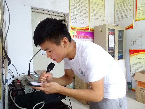说明: 男人在打电话描述已自动生成